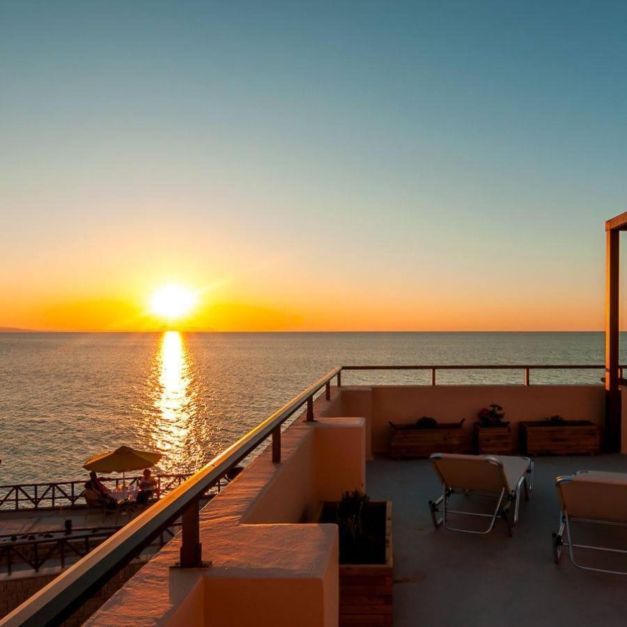 Alkionis Beach Hotel Apartments Sfáka Exteriör bild