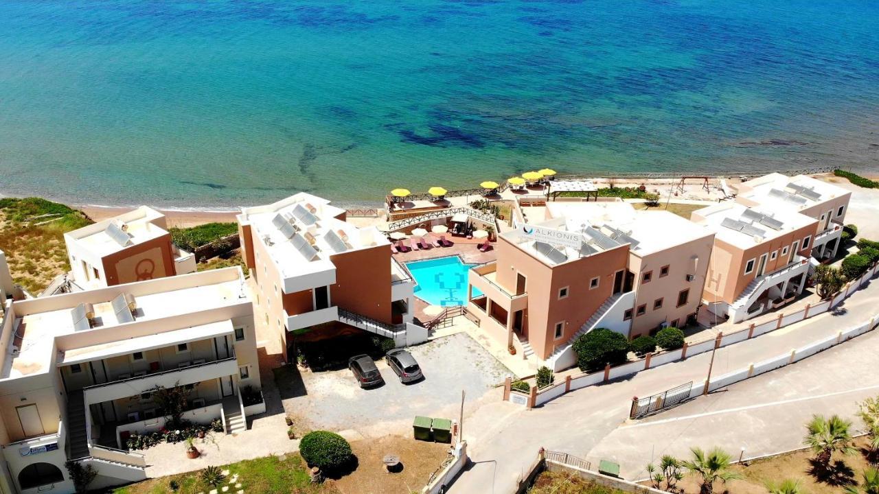 Alkionis Beach Hotel Apartments Sfáka Exteriör bild